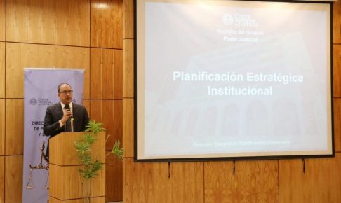 El abogado Juan José Martínez, director general de la Dirección de Planificación y Desarrollo, desarrolló una jornada de presentación en el Salón Auditorio del Palacio de Justicia de Villarrica. 