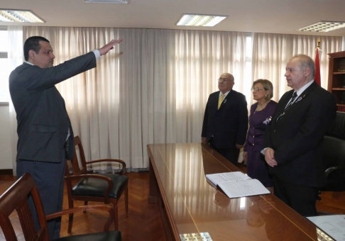 El magistrado que prestó juramento es el abogado Víctor Rubén Gómez Viedma.