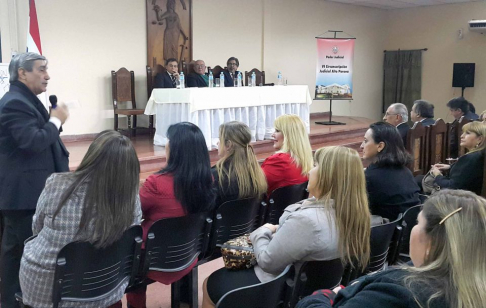 El doctor Óscar Tuma exponiendo sobre aplicación de medidas cautelares.