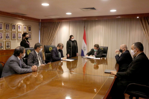 El presidente de la Corte Suprema de Justicia, Alberto Martínez Simón, durante la firma del convenio con el Banco Familiar.