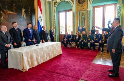 Titular de la Corte Suprema integró mesa de honor en juramento de embajador ante los Estados Unidos.