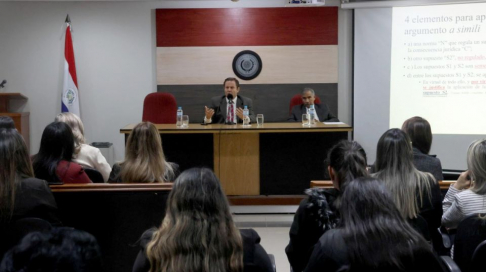  La jornada de cierre estuvo a cargo del presidente de la Corte Suprema de Justicia, doctor Alberto Martínez Simón, quien desarrolló el tema “Argumentación Jurídica”.