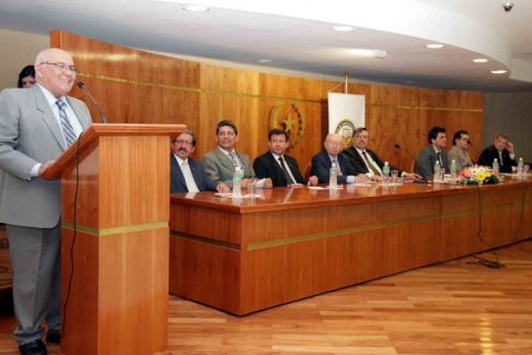 El ministro de la máxima instancia judicial, doctor Sindulfo Blanco fue el moderador del seminario sobre el Impuesto a la Renta Personal