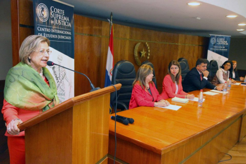 La ministra encargada de la Dirección de Derechos Humanos, Alicia Pucheta, dando bienvenida en la apertura del curso.