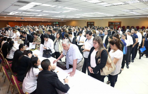 Funcionarios contratados fueron notificados para ser incluidos en el proceso de desprecarización.