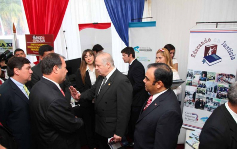 El ministro de la máxima instancia judicial doctor Luis María Benítez Riera en compañía de otras autoridades nacionales.