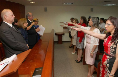 Las nuevas magistradas tomando el juramento de rigor.