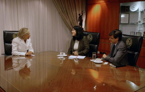 La presidenta de la Corte, Alicia Pucheta, recibió en su despacho a la representante residente de la Oficina del Banco Mundial en Paraguay, Región de América Latina y el Caribe, Cecilia Ortega Sotés.