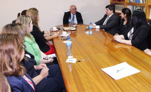 El ministro Sindulfo Blanco en reunión con magistrados en Ciudad del Este.