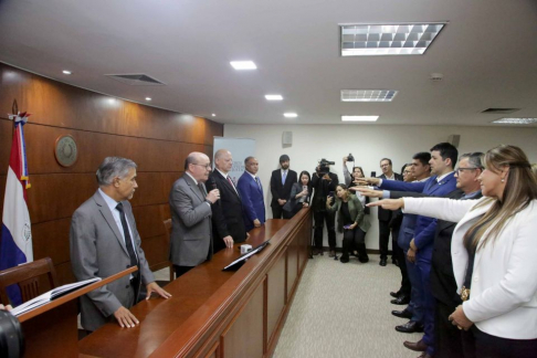 Acto de juramento de una magistrada y cuatro defensores públicos en la sala de conferencias del noveno piso, Torre Norte, del Palacio de Justicia de Asunción.