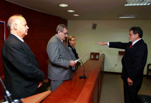 El magistrado durante el juramento de rigor.