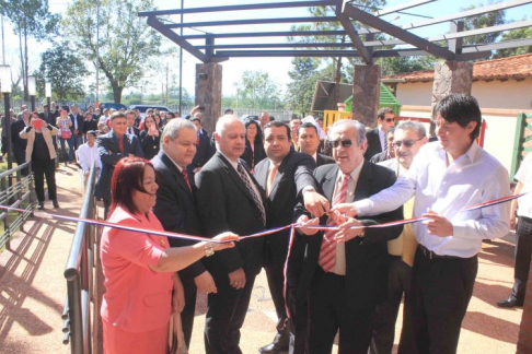 Corte de cinta por parte de las autoridades judiciales dejando oficialmente inaugurado el Juzgado de Paz de Aba'i.