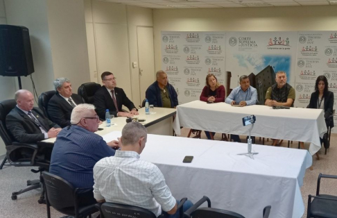 Periodistas de Cordillera participaron de conversatorio sobre la política de comunicación del Poder Judicial.