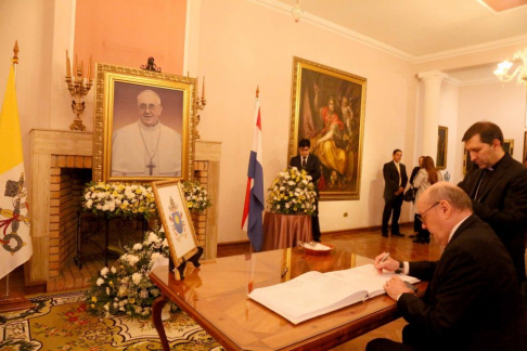 El presidente de la Corte Suprema firmó el libro de condolencias por el fallecimiento de Su Santidad el Papa Francisco.