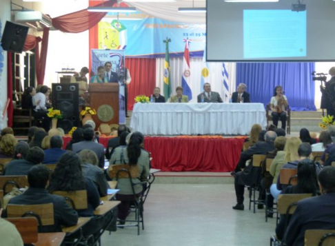 El acto de clausura contó con la presencia de los ministros de la máxima instancia judicial, doctores Antonio Fretes, decano de la Facultad de Derecho de la UNA, Raúl Torres Kirmser, vice decano de la mencionada institución y Alicia Pucheta de Correa.