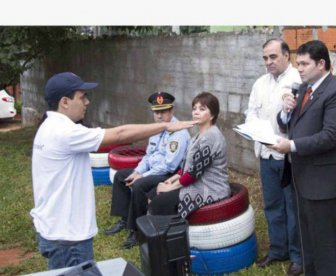 Juramento de facilitador ante el juez de Paz de Ñemby, Miguel Pereira.