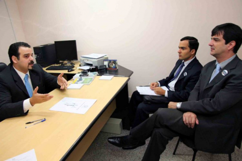 El agente de seguridad judicial Guilherme Penchel Marinho y el técnico jurídico de la sección de Jurisprudencia Internacional y Gestión del Tesoro, Felipe Justino de Farías y el director de la Oficina de Quejas y Denuncias, Gonzalo Sosa