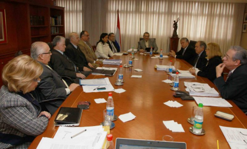 Los ministros de la Corte Suprema de Justicia conversando durante la reunión con los integrantes de Cerneco y del proyecto 
