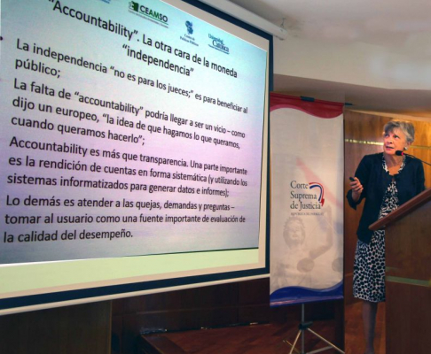 Linn Hammergren habló sobre la importancia de la independencia judicial.