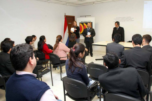 Sorteo entre representantes de las distintas universidades participantes de la Competencia sobre Juicios Orales con Énfasis en Derechos Humanos.
