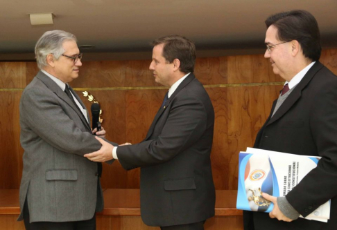 El ministro Alberto Martínez Simón saludando al disertante Juan Carlos Mendonca Bonnet.