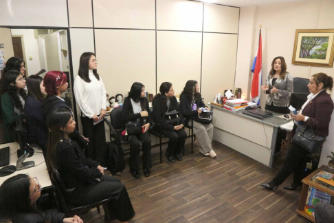 Estudiantes de Psicología de la Universidad Católica visitaron el Palacio de Justicia de Asunción.