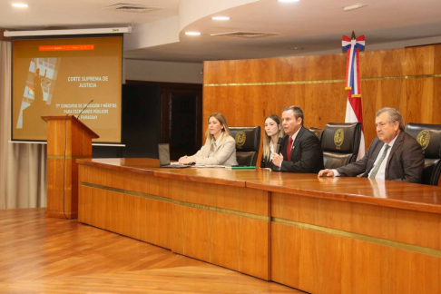 El presidente de la Corte Suprema de Justicia, doctor Alberto Martínez Simón, y el ministro Eugenio Jiménez Rolón, ambos en carácter de miembros del Tribunal Examinador, encabezaron una reunión de trabajo con interventores y asistentes. 