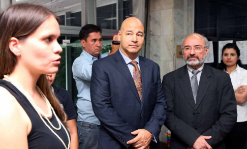 La responsable de la Dirección de Propiedad Intelectual, Gabriela Talavera, en compañía de los doctores Carlos Ortiz Barrios y Federico Villalba.
