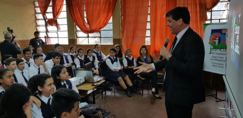 El juez penal de la Adolescencia doctor Camilo Torres en un momento de la charla.