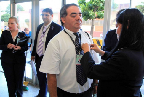La Secretaría de Género entregó cintas violetas, color simbólico de la lucha contra la violencia hacia la mujer, con el fin de recordar la fecha internacional.