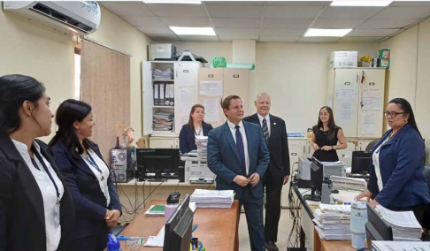 Los ministros de la Corte Suprema de Justicia, doctores Luis María Benítez Riera y Alberto Joaquín Martínez Simón, superintendentes de la Circunscripción Judicial de Ñeembucú, visitando la sede judicial de Alberdi.