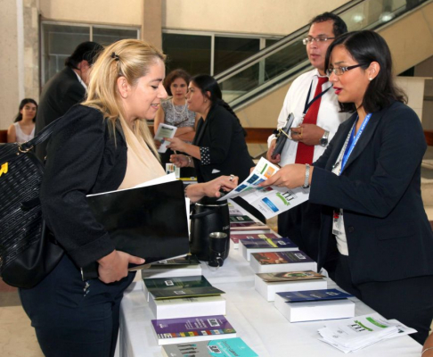 La feria despierta el interés de varios abogados y usuarios de justicia.