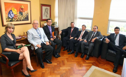 Ministro Miguel Oscar Bajac reunido con la comitiva de la Sindicatura General de Quiebras.
