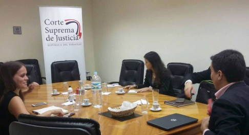 Reunión entre los directores de Derechos de la Propiedad Intelectual y de Industrias Creativas de la Dinapi, Gabriela Talavera y Rodrigo Irazusta, respectivamente.