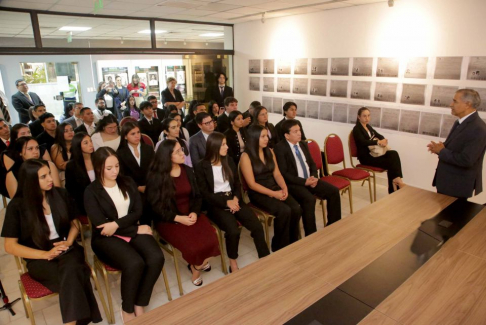 Ministro de la CSJ recibió a estudiantes de Derecho en el Museo de la Justicia.