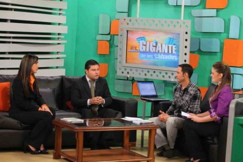 El Director de Comunicación, Luís Giménez y la licenciada Amada Herrera, encargada de la actividad hablando de la campaña Educando en Justicia.