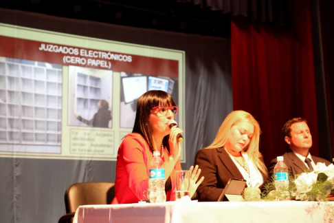 La jueza de Primera Instancia en lo Civil y Comercial, Vivian López, estuvo como expositora.