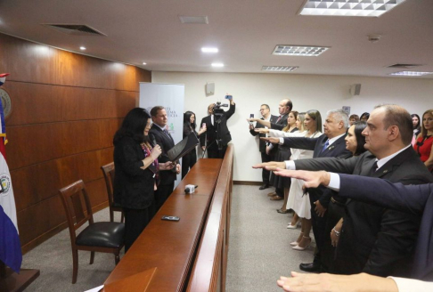 La vicepresidenta primera de la Corte Suprema de Justicia, doctora María Carolina Llanes, y el ministro doctor Alberto Martínez Simón tomaron juramento a seis magistrados y tres defensores públicos que cumplirán funciones en diferentes circunscripciones.