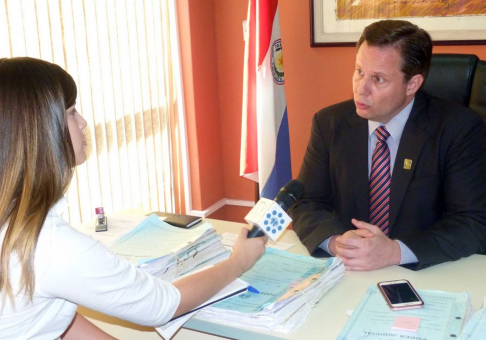 El doctor Martínez Simón aclaró las presentaciones que se realizan actualmente en formato digital.