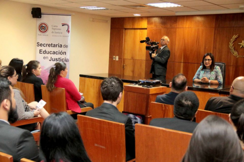 Los visitantes dialogaron con la jueza de Sentencia, la doctora María Luz Martínez.