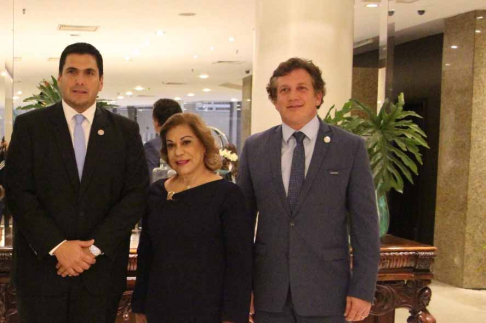 La ministra Gladys Bareiro de Módica junto con el titular de la Asociación Paraguaya de Fútbol, Robert Harrison, y el presidente de la Confederación Sudamericana de Fútbol, Alejandro Domínguez Wilson-Smith.