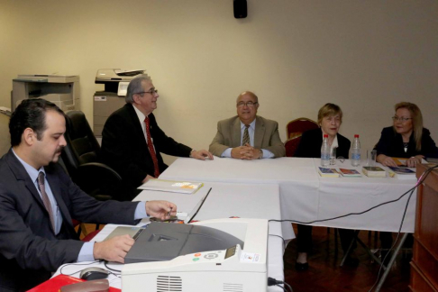 Esta mañana el ministro José Raúl Torres Kirmser y miembros del tribunal examinador elaboraron el material a ser entregado a los concursantes del 14 Concurso de Oposición para Escribanos Públicos