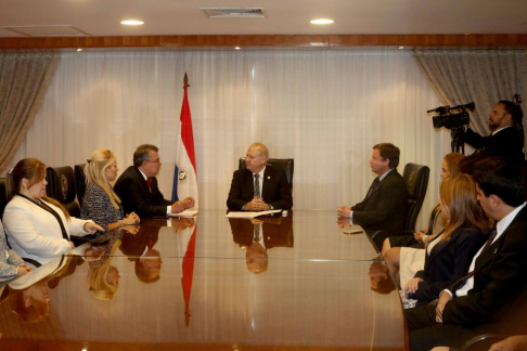 El presidente doctor Luis María Benítez Riera y los representantes de la Asociación de Jueces del Paraguay.