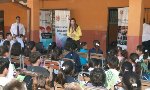 La jueza del fuero Civil y Comercial Gizela Palumbo explicó al auditorio varios temas.