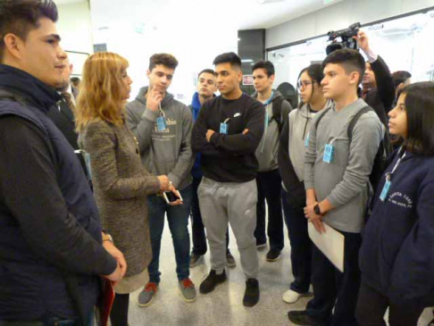 Estudiantes llegaron hasta la sede de la Dirección del Registro de Automotores para conocer el procedimiento registral vehicular.