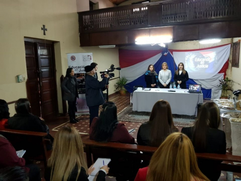 Se tuvo la exposición de la defensora pública del fuero de la Niñez y de la Adolescencia, abogada Bettina Ovando.