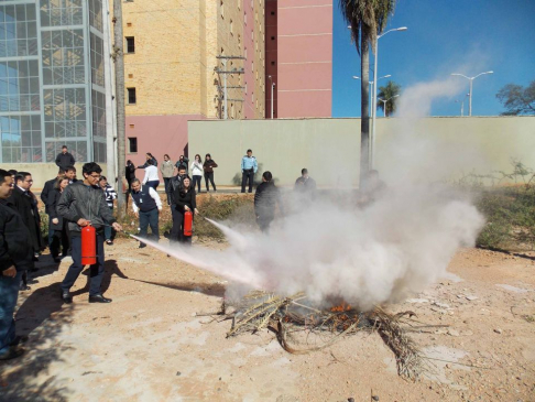 Durante el curso, los funcionarios fueron capacitados en el uso y manejo de extintores de incendio