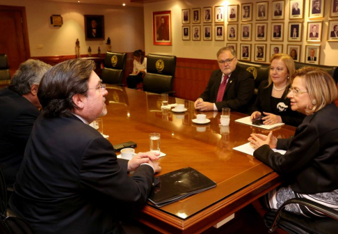 La presidenta, Alicia Pucheta, en compañía de Alfonso Cavallé, exponiendo la situación actual de la labor notarial a nivel local e internacional.