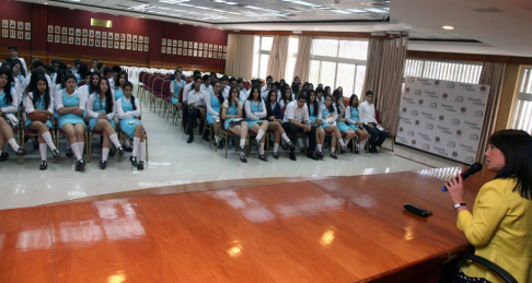 Durante el encuentro los estudiantes dialogaron con la magistrada María Luz Martínez, miembro del Tribunal de Sentencia.