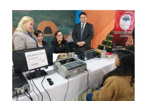 La doctora María Teresa González de Daniel, interiorizándose sobre la atención a usuarios de la justicia